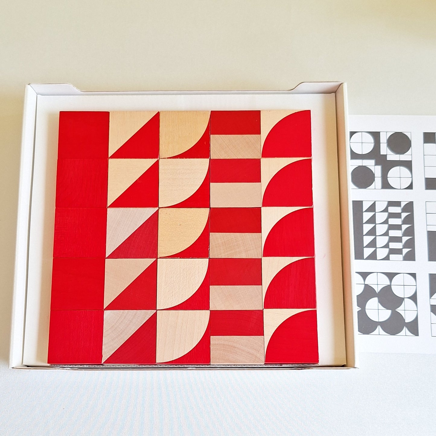 オルナボ　赤　◆136　（naef社・スイス）