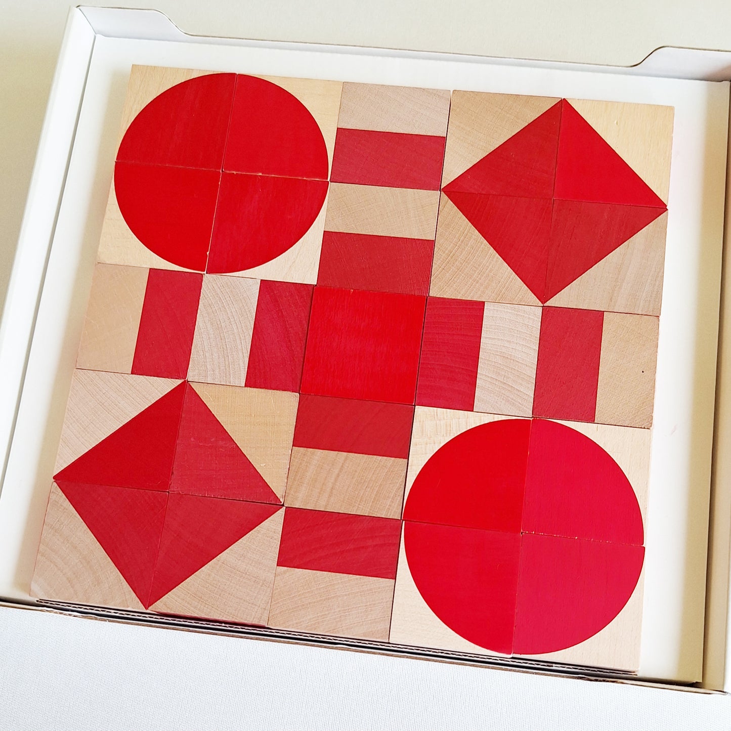 オルナボ　赤　◆136　（naef社・スイス）