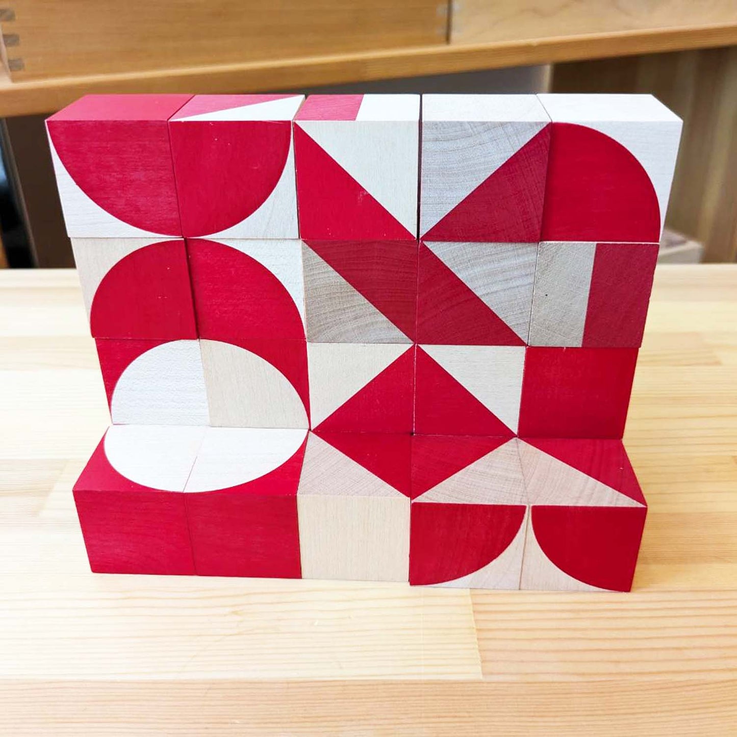 オルナボ　赤　◆136　（naef社・スイス）