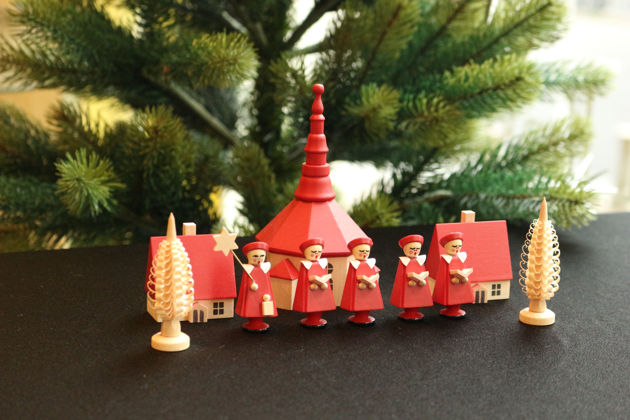 種類クリスマスオーナメント飾り赤い聖歌隊と教会（ドイツエルツ地方