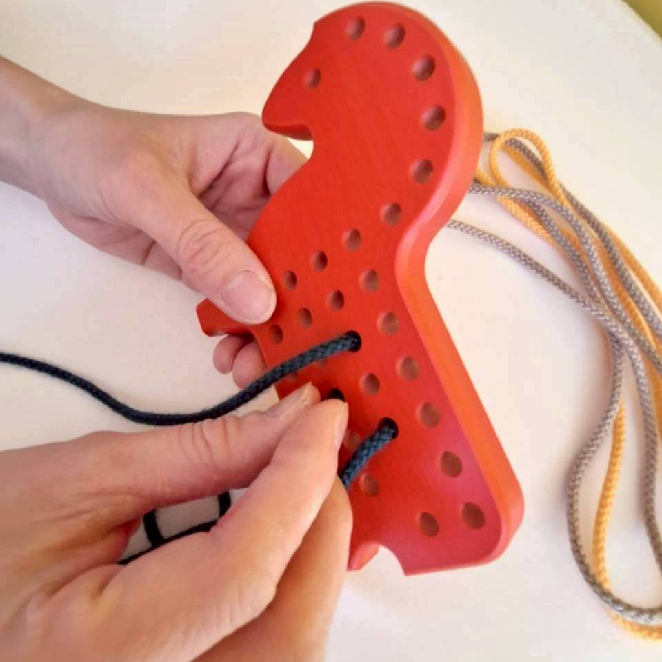 ひも通しポニー　◆105-2　ネフ（naef社・スイス）