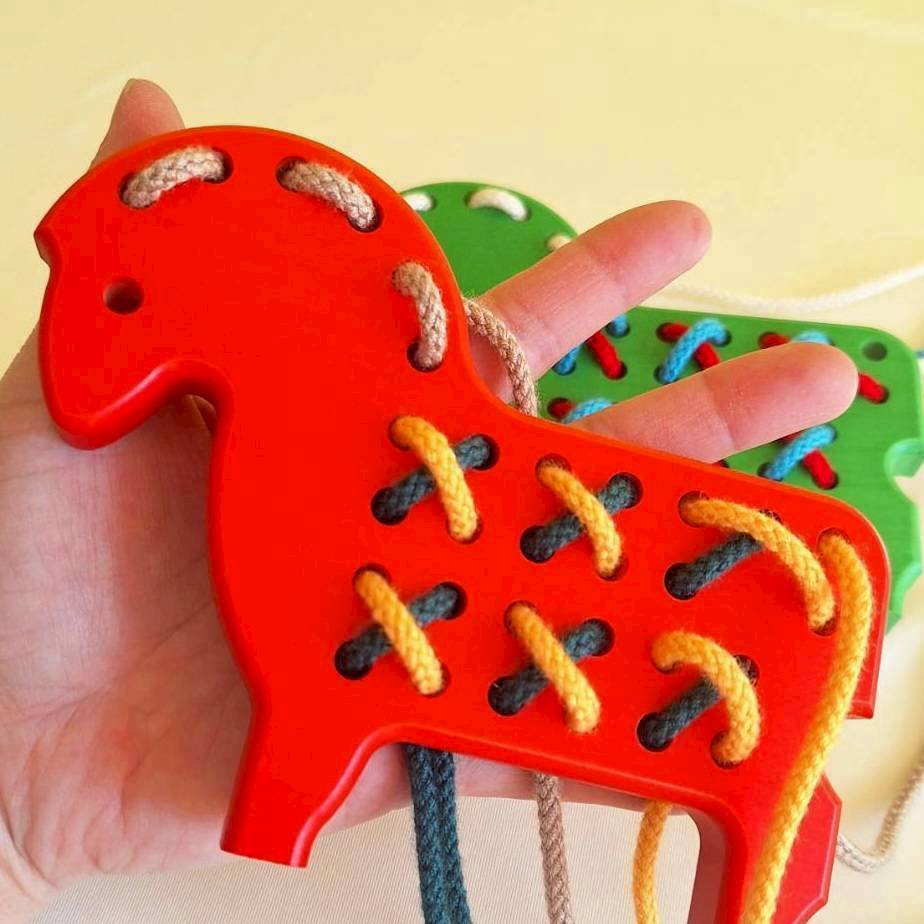 ひも通しポニー　◆105-2　ネフ（naef社・スイス）