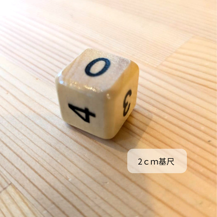 ヒノキのサイコロ２個セット 5cm ✕ 5cm　視力の低い方も手触りで読める さいころ25mm（大）1個：おもちゃ：百町森